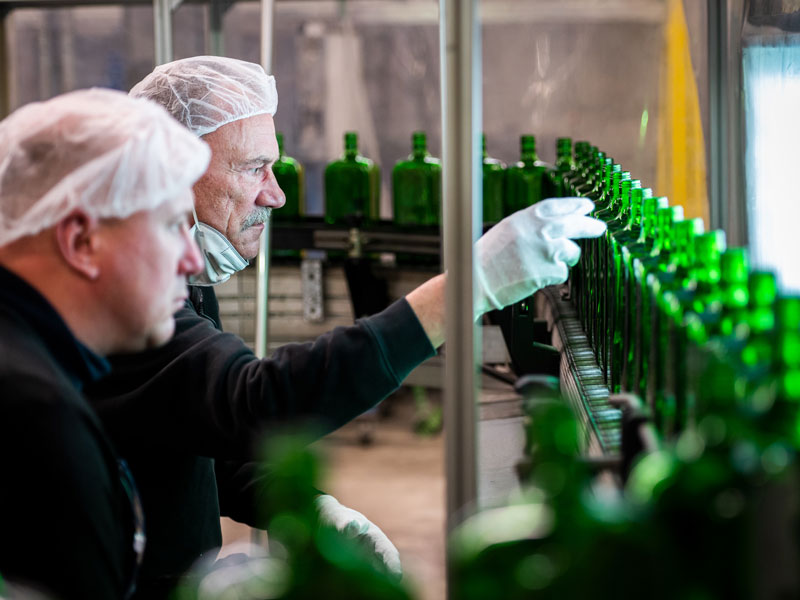 Deux employés de PSL qui contrôlent la qualité des bouteilles