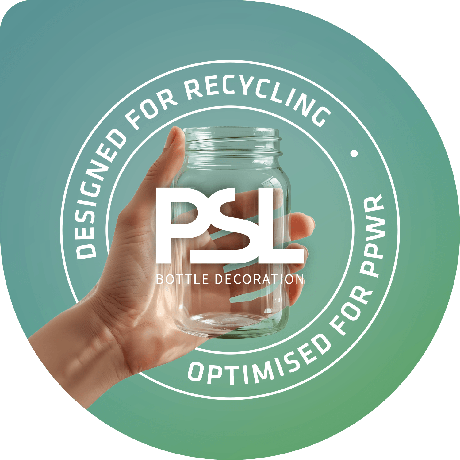 PSL-Siegel Designed for Recycling, Optimised for PPWR – Hand hält ein dekoriertes Glasgefäß